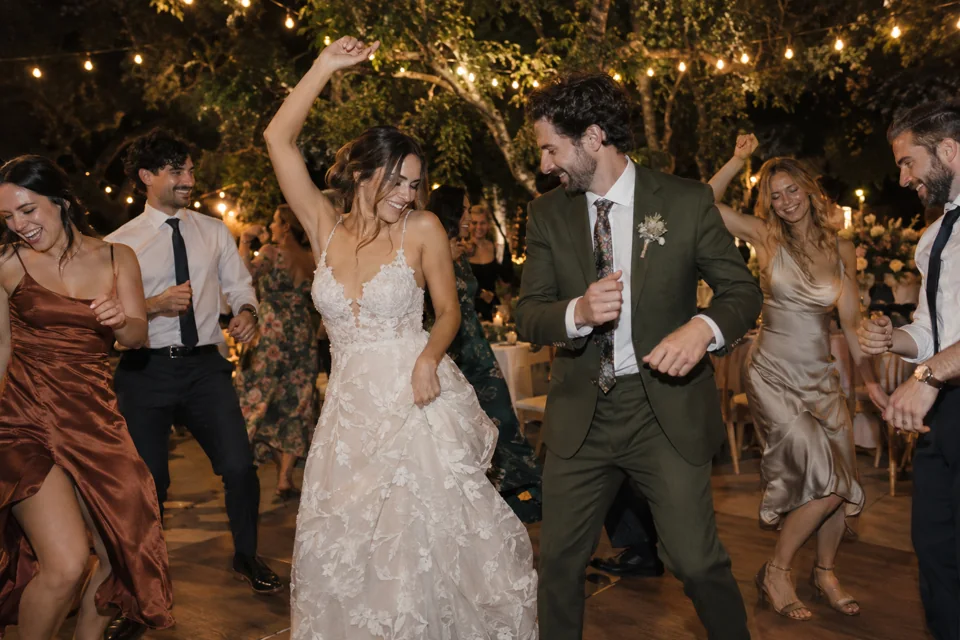 Una celebración ficticia con invitados bailando